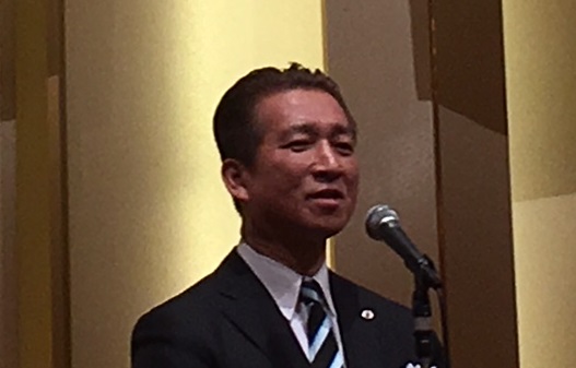 「好景気な現況を踏まえ、将来のある新事業展開をしていこう」と述べる、角田支部長
