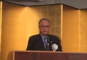 「今年は酉年。会員全員が商売繁盛で良い年であるように願う」と挨拶する、今林支部長