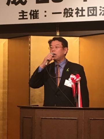 「会員同士本音で議論し、さまざまなことにチャレンジする年にしよう」と述べる、福井理事長