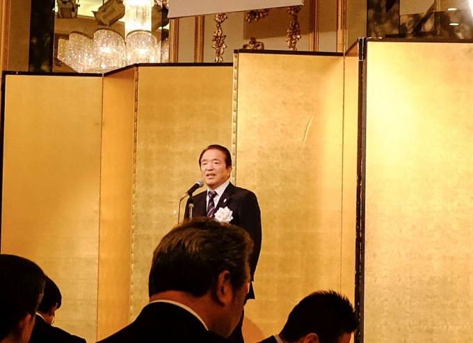 「研修開催など会員支援に力を入れていく」と挨拶した佐々木会長