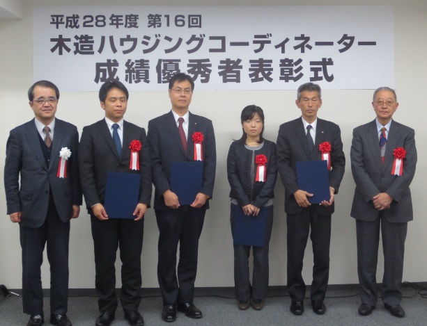 松川専務理事（左端）と、講師を務める上杉 啓東洋大学名誉教授（右端）、授賞式に参加した4名