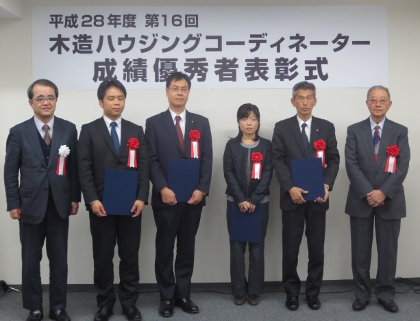 松川専務理事(左端)と、講師を務める上杉 啓東洋大学名誉教授(右端)、授賞式に参加した4名