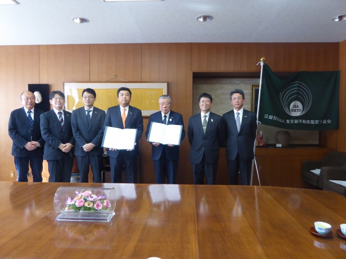 24日に災害時に対する対応の協定を締結した。左から4番目が吉村会長、その右隣が多田区長