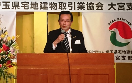 「当支部は今年、創立50周年を迎える。役職員が結集して会員の皆さまからの意見を聞きながら、会員のための事業を企画していきたい」などと述べる臼井 章支部長