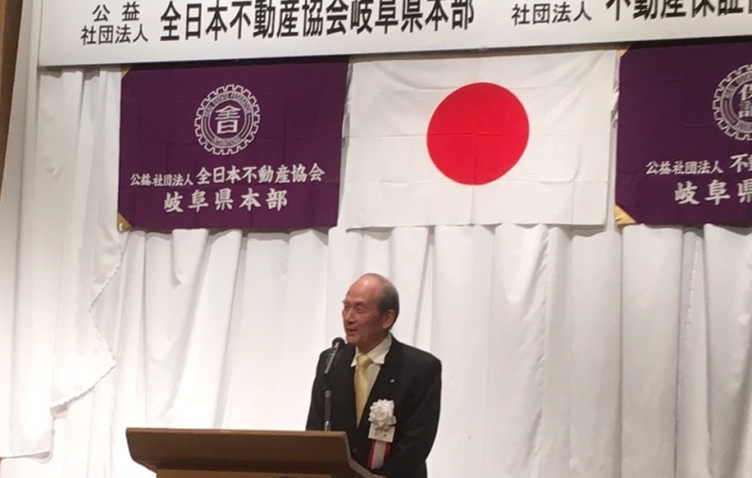 「他の士業の皆さんとの交流を深め、ともに勉強し、専門業として社会に貢献していくための能力を身に付けてほしい」などと述べる浅野本部長