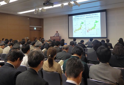 中間報告会の様子。400人強が参加した