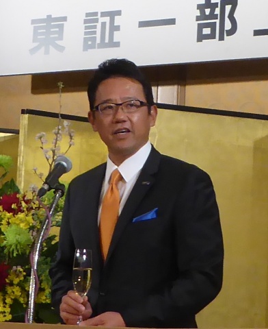 000店舗体制の構築、アジア進出を達成したい」と述べる、安藤社長