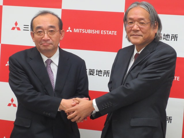 社長交代会見で握手を交わす、現社長の杉山博孝氏(写真右)と新社長となる吉田淳一氏(写真左)