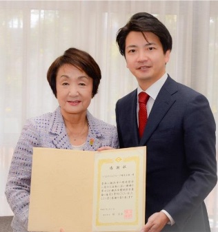 横浜市長の林 文子氏(左)と、同社取締役の平田 潤一郎氏(右)