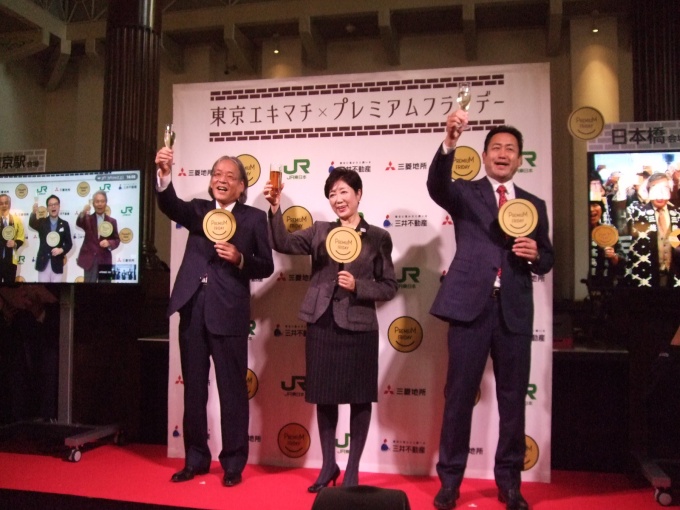 乾杯をする3人。左から、三菱地所社長の杉山博孝氏、東京都知事の小池 百合子氏、青空市場代表の永島敏行氏