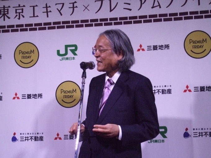 「丸の内で豊かな時間を過ごしてほしい」と挨拶をする杉山社長