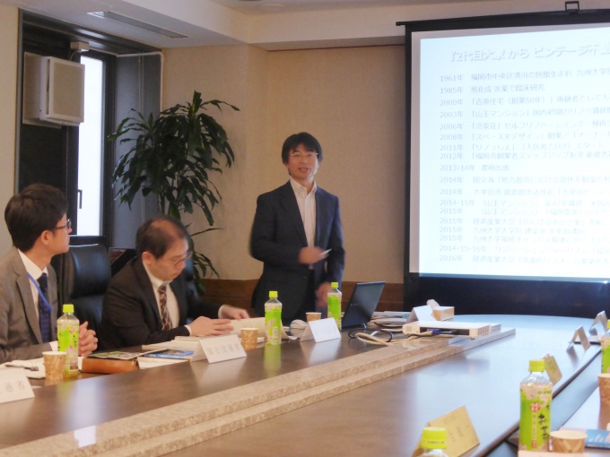 吉原住宅(有)・(株)スペースRデザイン代表取締役の吉原氏が、自社で保有する築40年超の老朽物件の再生までの道のりなどについて講演した