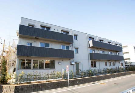 「駒澤大学陸上競技部学生寮」外観。3階建て、延床面積1