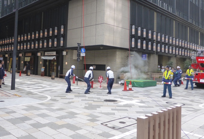 自衛消防隊による初期消火訓練の様子