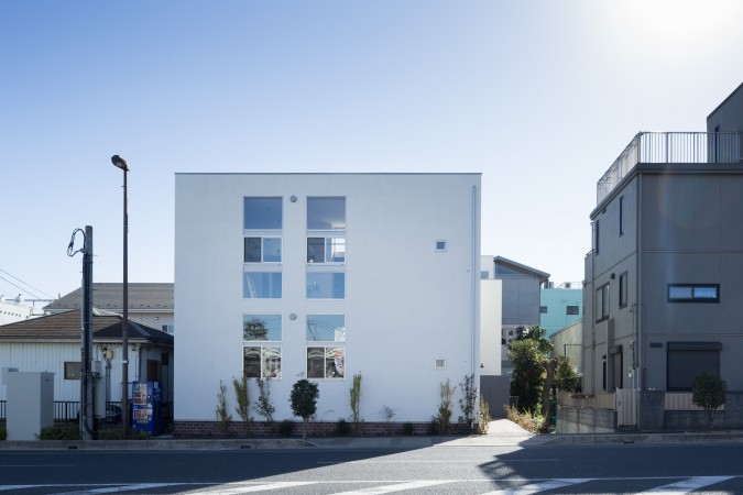 「SORAMICHI」外観。建設地周辺の「高くて広い空」の雰囲気や、隣接する3階建ての建物と比べた「SORAMICHI」の階高の高さがよくわかる