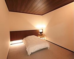 間接照明の反射板となる天井の木材が、青色波長成分(ブルーライト)を吸収することで、副交感神経の働きを高めリラックスできる室内環境が実現
