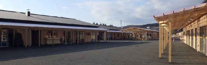 「さんさん商店街」外観。地元の南三陸杉を多用している