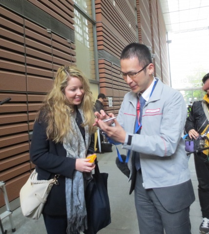 多言語翻訳アプリを活用。スマホのマイクにむけて日本語を話すと、英語・中国語・韓国語に翻訳される。同時に画面にも会話のやりとりが表示される